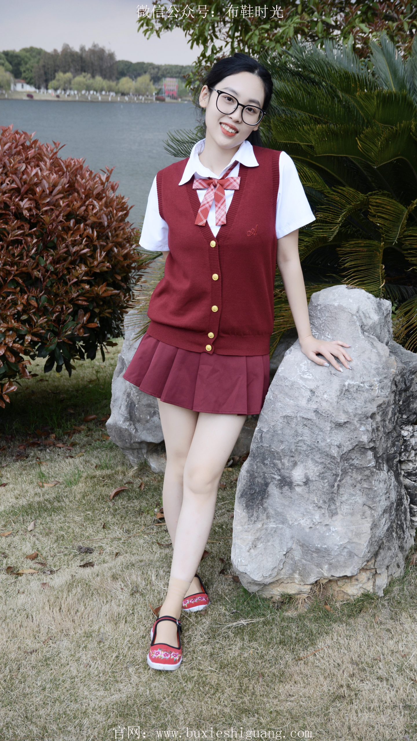 135/耳朵~【绣鞋嬉春】民族绣鞋配白袜，漫步春日景中。