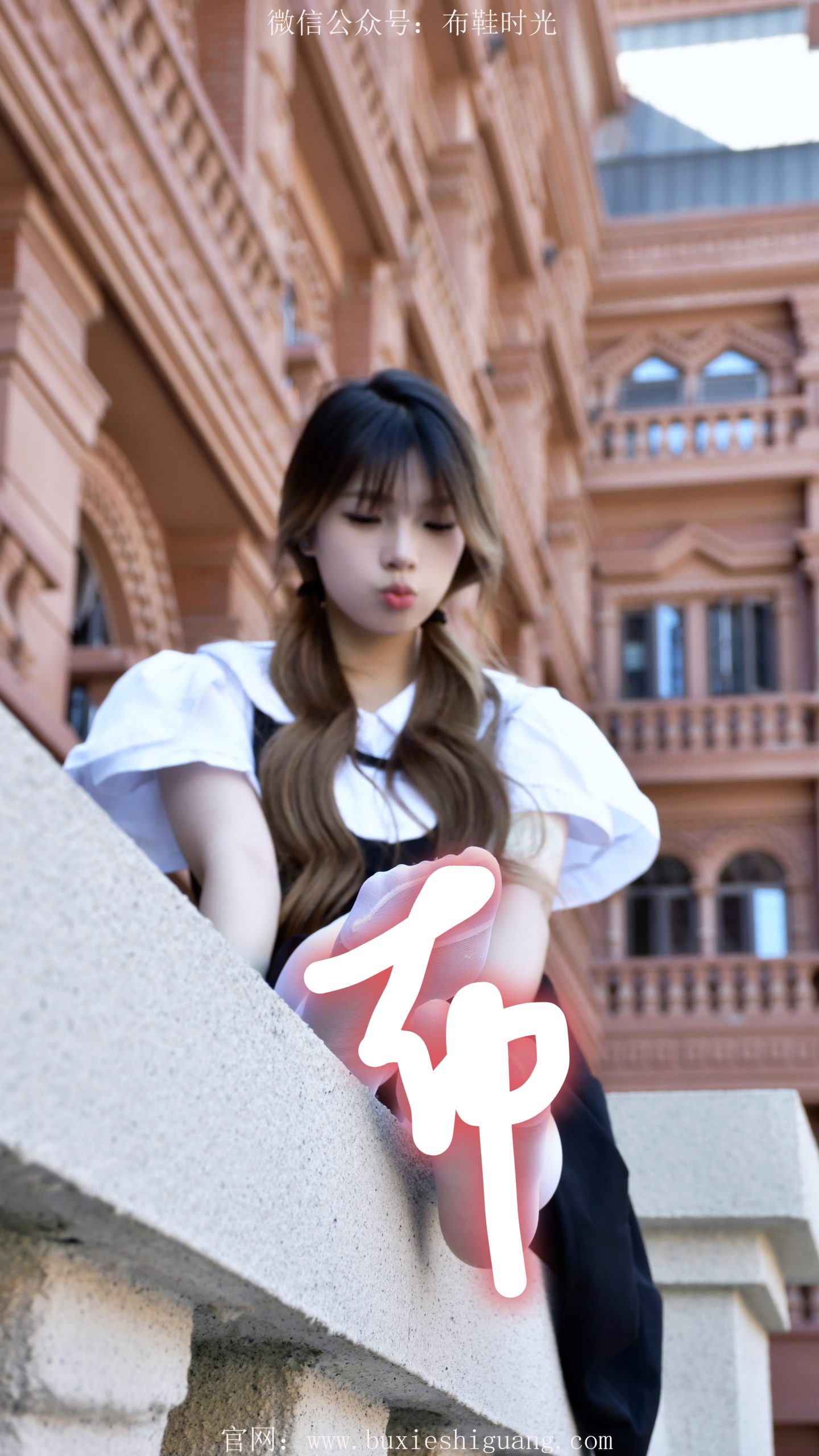 148/番茄~【甜趣萌韵】复古建筑前，少女萌系穿搭吸睛。