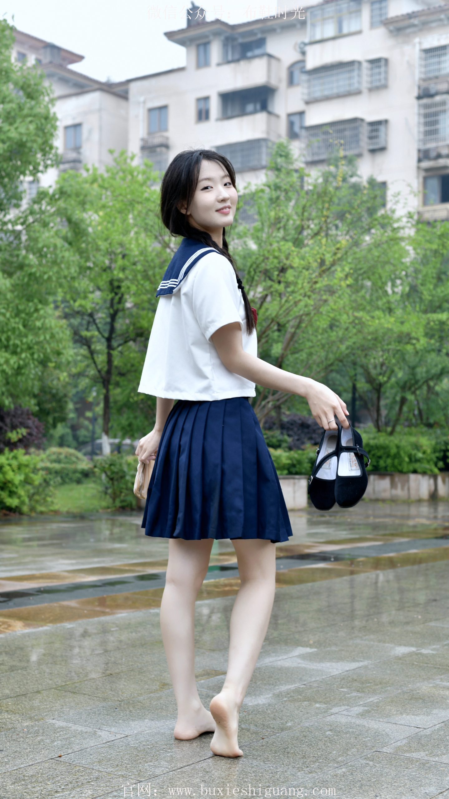 160/月月~【雨履寻欢】 雨落小区间，旧鞋伴我忆童年。