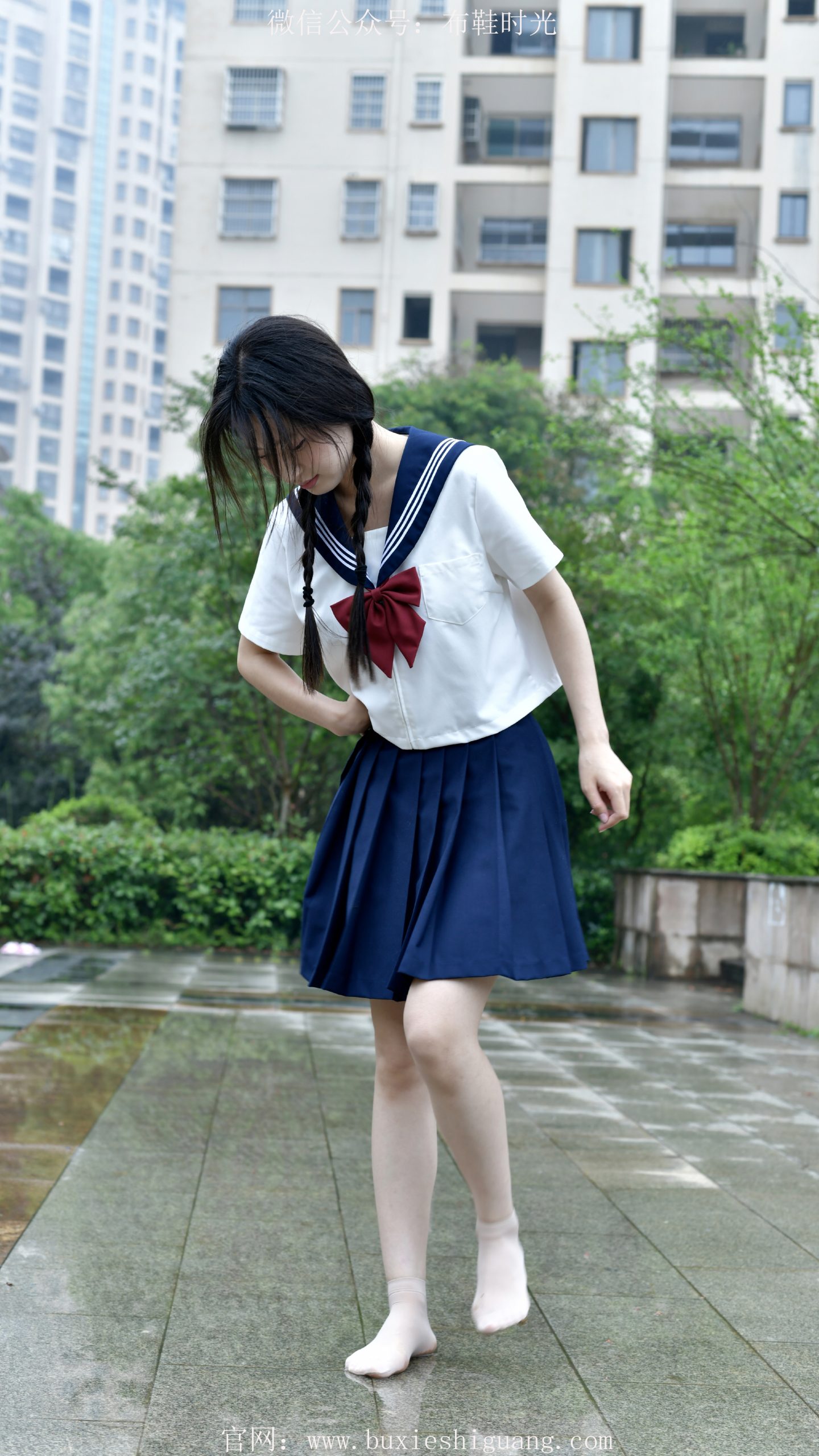 160/月月~【雨履寻欢】 雨落小区间，旧鞋伴我忆童年。