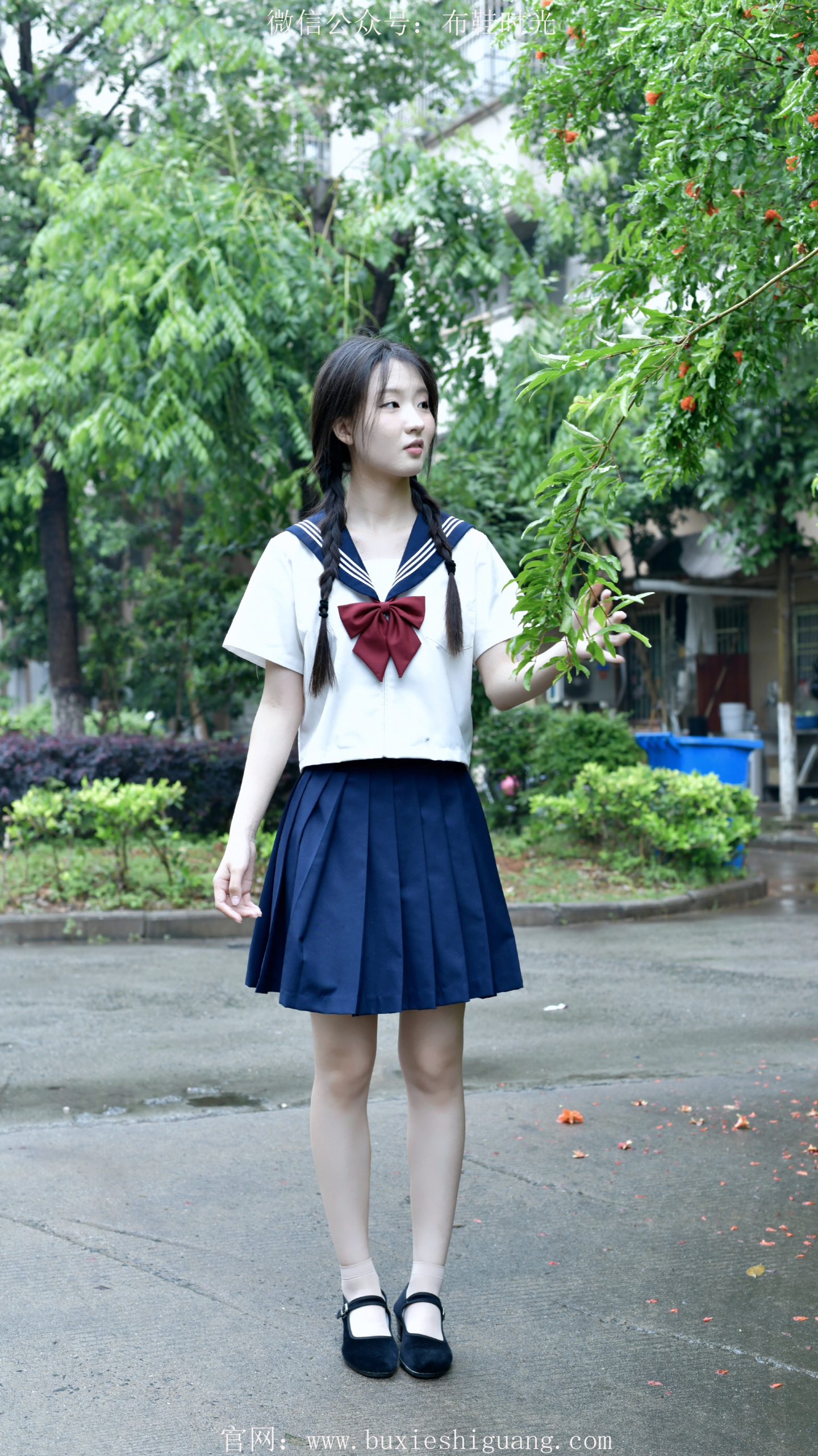 160/月月~【雨履寻欢】 雨落小区间，旧鞋伴我忆童年。