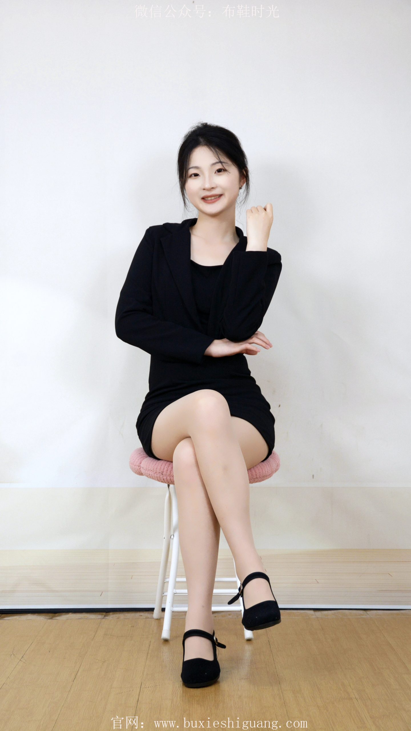 166/安妮~【静雅之姿】黑装素袜黑鞋，绽露低调优雅。