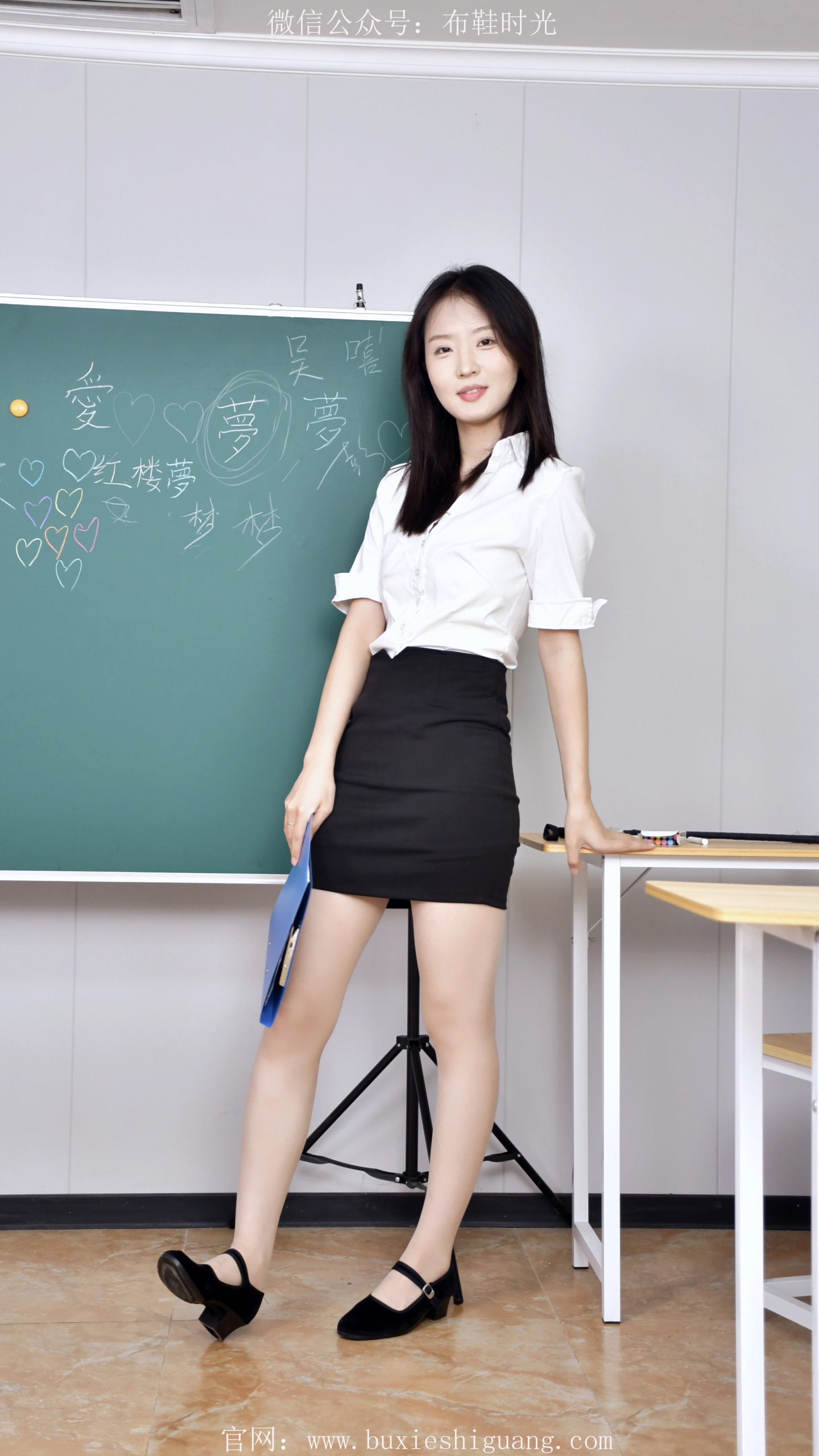 219/月月~【绰约多姿】 白衫黑裙，于教室中绽独特风采