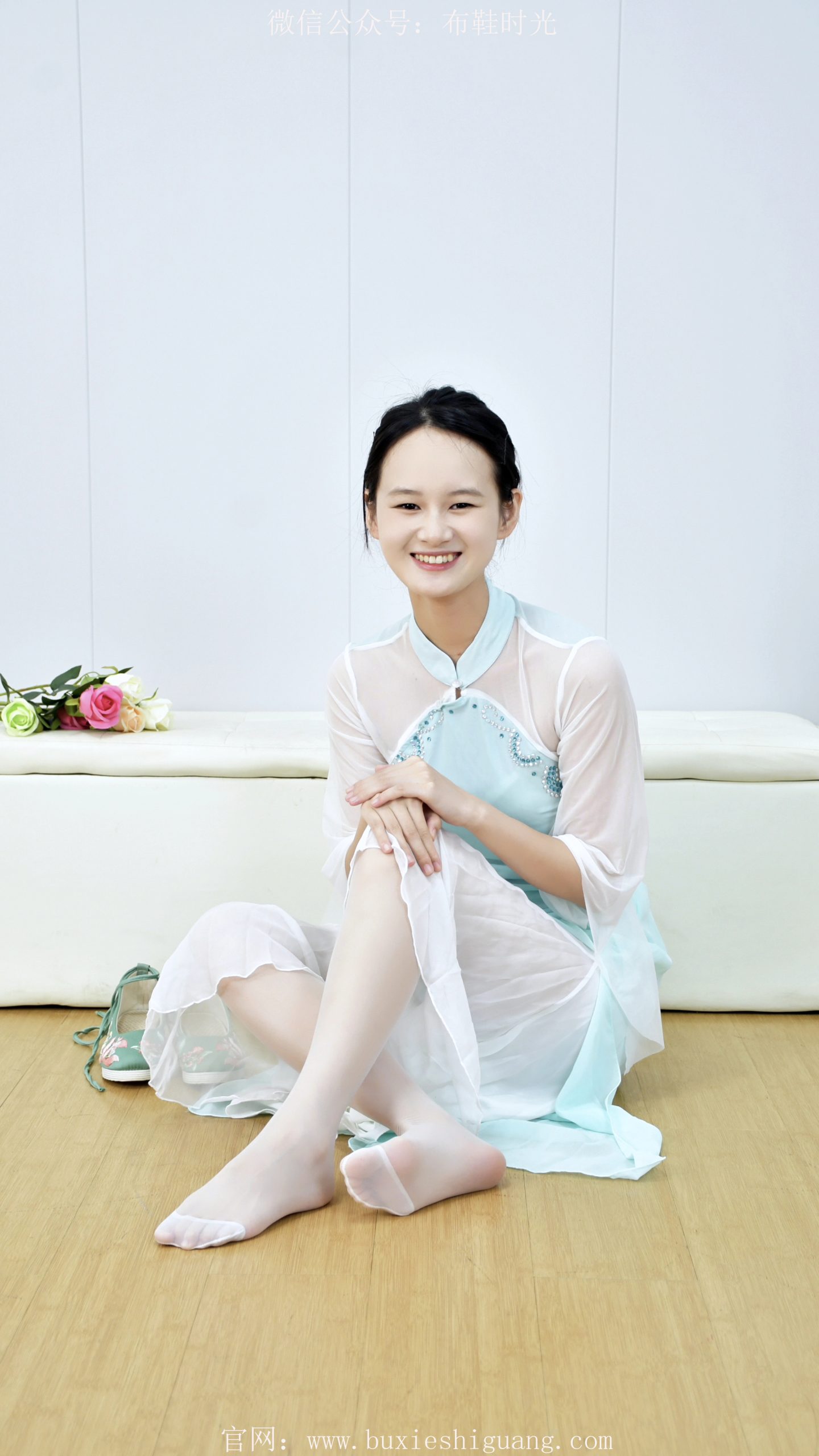 225/萍萍~【国风雅韵】国风裙轻曳，白袜裹柔踝，绿鞋踏诗意，举手投足皆雅致。