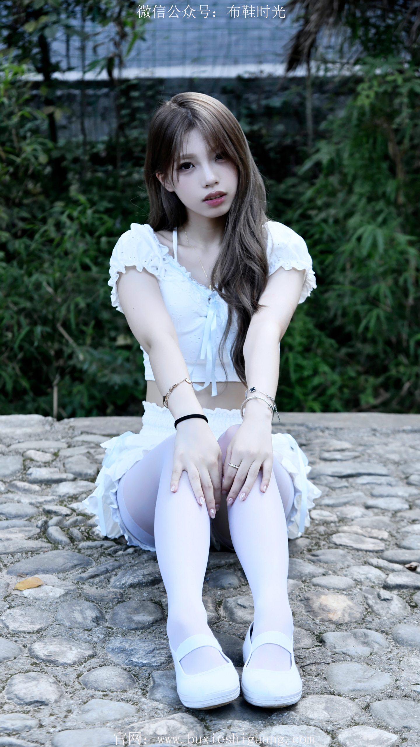 232/番茄~【玩水少女】白袜遇溪水，布鞋藏夏日闲趣。