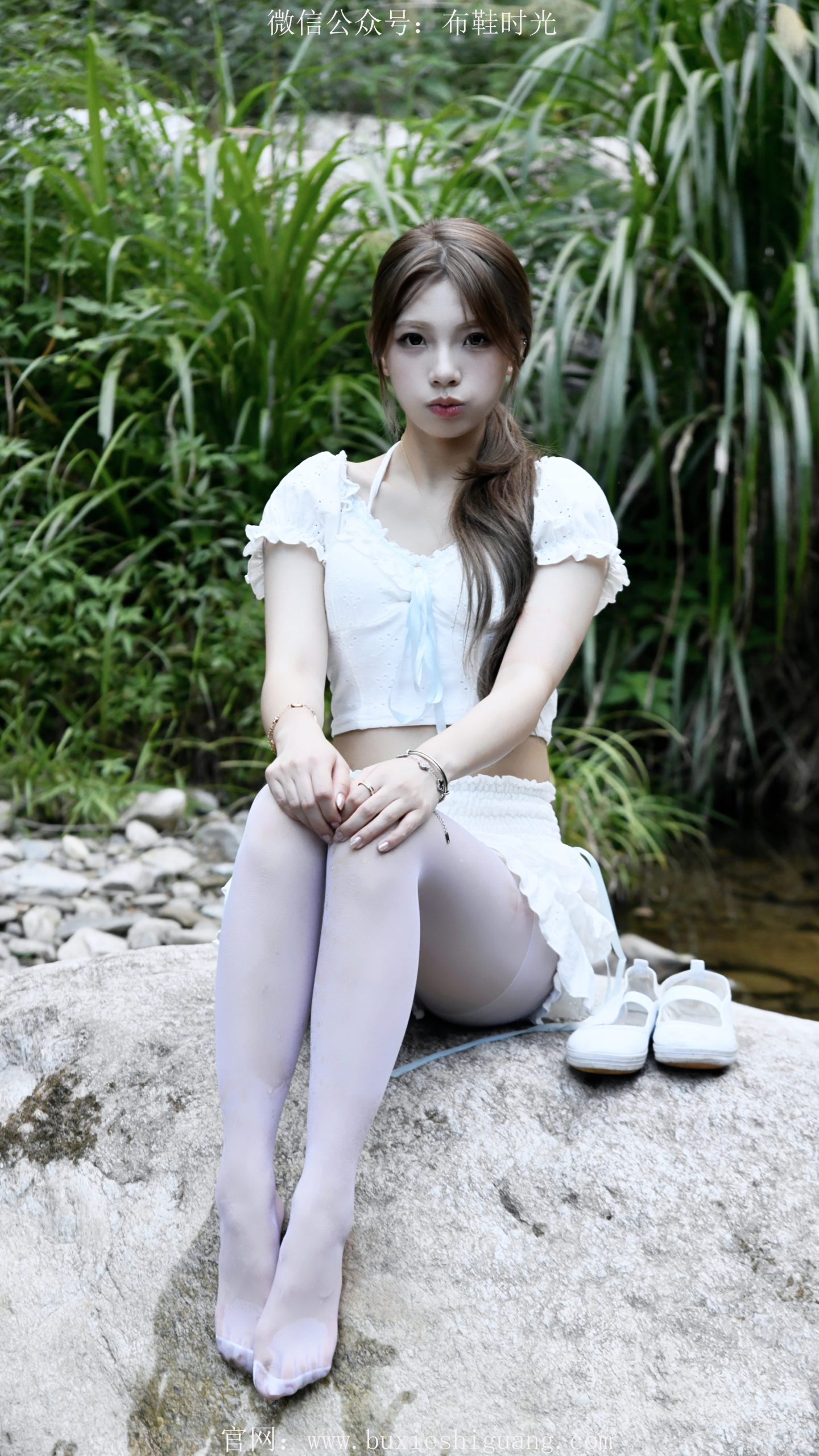 232/番茄~【玩水少女】白袜遇溪水，布鞋藏夏日闲趣。